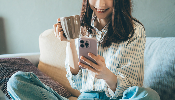 チャットの会話を楽しむ女性